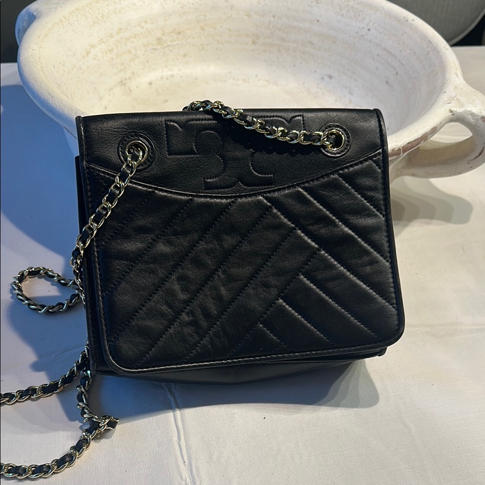 Chic Black Quilted Crossbody Bag with Chain Strap